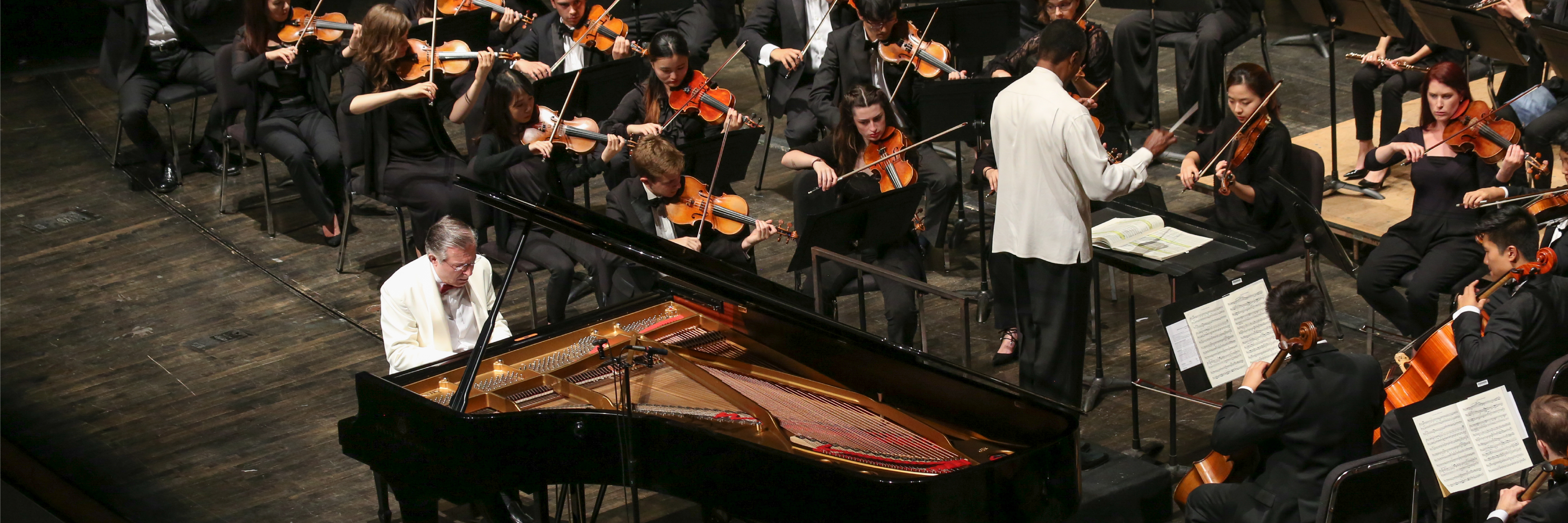 Image of Arnaldo Cohen playing the piano on stage with the Summer Philharmonic